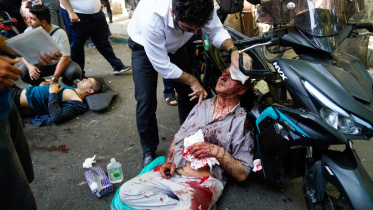 তেহরানের শহরতলীতে ইসরায়েলি হামলায় আহতদের সেবা দেওয়া হচ্ছে। ছবি: এএফপি