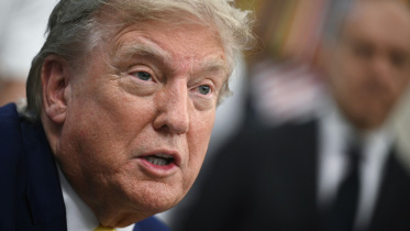 ওভাল অফিসে সাংবাদিকদের সঙ্গে কথা বলছেন ট্রাম্প। ছবি: এএফপি