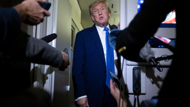 এয়ারফোর্স ওয়ানে ট্রাম্প। ফাইল ছবি: এএফপি