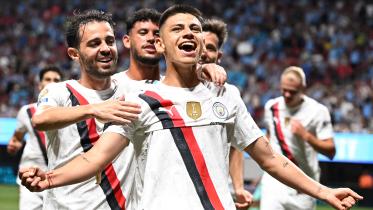 Manchester City's Argentine midfielder #30 Claudio Echeverri (C) 