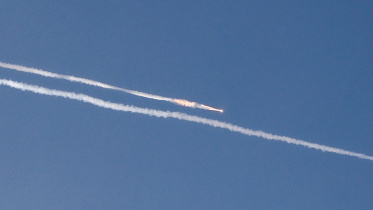 ইসরায়েলের উপকূলীয় শহর নেতানিয়ার আকাশে ইরানের ক্ষেপণাস্ত্র। তবে এই হামলা যুদ্ধবিরতির আগে হয়েছে না পরে হয়েছে, তা জানা যায়নি। ছবি: এএফপি/২৪ জুন ২০২৫