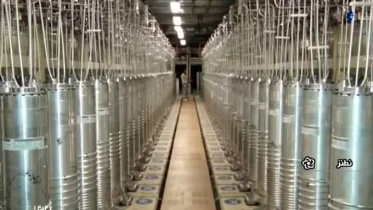 নাতাঞ্জ পরমাণু স্থাপনায় ইউরেনিয়াম পরিশোধনে ব্যবহৃত সেন্ট্রিফিউজ দেখা যাচ্ছে। ফাইল ছবি: ইরানের সরকারি টিভিতে প্রচারিত ভিডিও থেকে স্ক্রিণশট/সংগৃহীত/২০২১