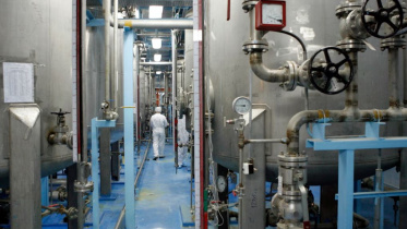 ইস্পাহান শহরে অবস্থিত পরমাণু স্থাপনায় কাজ করছেন এক ইরানি কর্মী। ফাইল ছবি: রয়টার্স