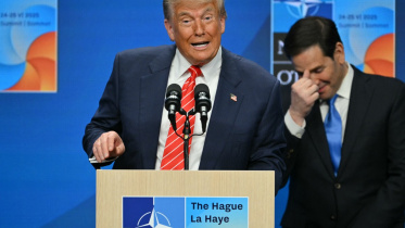 ন্যাটো সম্মেলনের পর আয়োজিত সংবাদ সম্মেলনে ট্রাম্পের রসিকতায় হেসে উঠেছেন পররাষ্ট্রমন্ত্রী রুবিও। ছবি: এএফপি