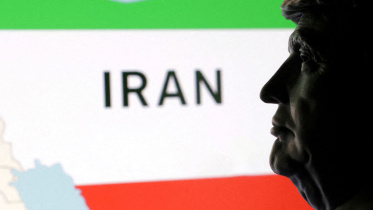 ইরানের মানচিত্রের সামনে ট্রাম্পের মূর্তি। প্রতীকী ছবি: রয়টার্স