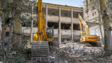 তেহরানের এভিন কারাগারের বাইরে ধ্বংসস্তুপ। ছবি: এএফপি