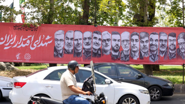 তেহরানের দেওয়ালে নিহত কমান্ডার ও বিজ্ঞানীদের ছবি। ছবি: এএফপি/৩০ জুন ২০২৫