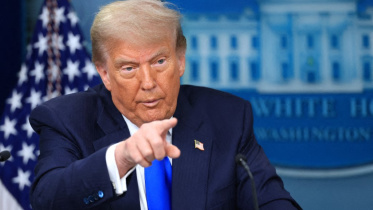 সাংবাদিকদের প্রশ্নের জবাব দিচ্ছেন ট্রাম্প। ছবি: এএফপি