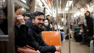 নিউইয়র্কবাসীর সঙ্গে সাবওয়ে ট্রেনে জোহরান মামদানি। ফাইল ছবি: রয়টার্স