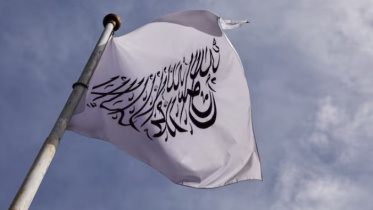 তালেবান সরকার প্রচলিত আফগানিস্তানের নতুন পতাকা। ছবি: এএফপি