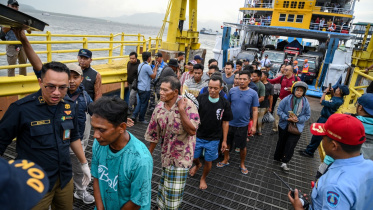 বালিতে ফেরি দুর্ঘটনায় জীবিত উদ্ধার হওয়া মানুষদের অন্য একটি ফেরিতে করে কেতাপাং বন্দরে ফিরিয়ে আনা হয়েছে। ছবি: এএফপি