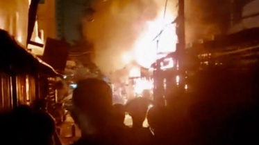 ভিয়েতনামের আবাসিক ভবনে অগ্নিকাণ্ডে ৮ জন প্রাণ হারিয়েছেন। ছবি: এএফপি