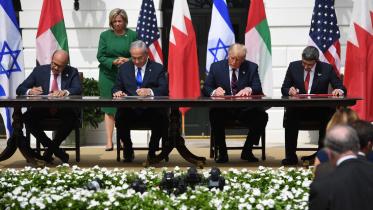 আব্রাহাম চুক্তিতে সই করছেন নেতানিয়াহু ও ট্রাম্পসহ অন্যান্য নেতারা। ফাইল ছবি: এএফপি