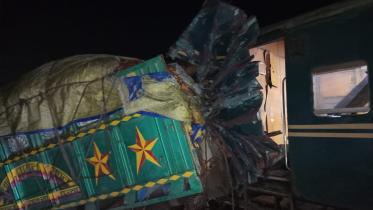 খুলনার একটি লেভেল ক্রসিংয়ে যাত্রীবাহী ট্রেনের সঙ্গে ট্রাকের সংঘর্ষ হয়েছে। ছবি: সংগৃহীত