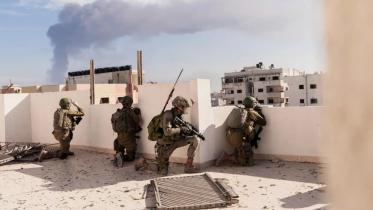 গাজার একটি বাড়ির ছাদে অবস্থান নিয়েছে আইডিএফের স্নাইপাররা। ফাইল ছবি: এএফপি