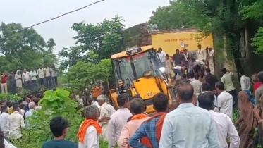 রাজস্থানের ঝালাওয়াড়ের স্কুলে ছাদ ধসে পড়ার পর উদ্ধার কার্যক্রম চলছে। ছবি: স্টেটসম্যান