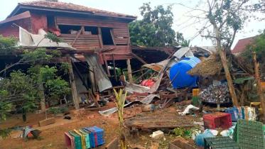 থাই কামানের গোলার আঘাতে কম্বোডিয়ার এই বাড়িটি ক্ষতিগ্রস্ত হয়েছে। ছবি: এএফপি