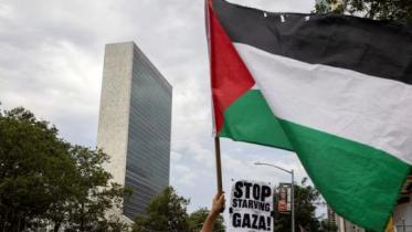 জাতিসংঘের সদর দপ্তরের বাইরে গাজার যুদ্ধ অবসানের দাবিতে বিক্ষোভ। ছবি: রয়টার্স