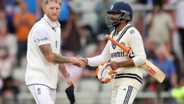 England's captain Ben Stokes (L) shakes hands with India's Ravindra Jadeja (R) for a draw on day five of the fourth cricket test match between England and India at Old Trafford, in Manchester, north England