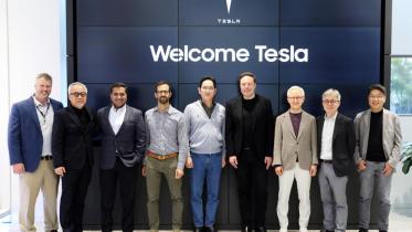 স্যামসাংয়ের কর্মকর্তাদের সঙ্গে টেসলার প্রধান নির্বাহী ইলন মাস্ক। ফাইল ছবি: সংগৃহীত