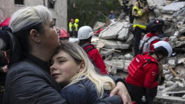 কিয়েভে রুশ হামলায় ধ্বংস হয়ে যাওয়া বাড়ির সামনে কান্নাকাটি করছেন ইউক্রেনীয়রা। ছবি: এএফপি