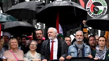 ইসরায়েলি গণহত্যাবিরোধী বিক্ষোভে উইকিলিকসের প্রতিষ্ঠাতা জুলিয়ান অ্যাসাঞ্জ। ছবি: এএফপি