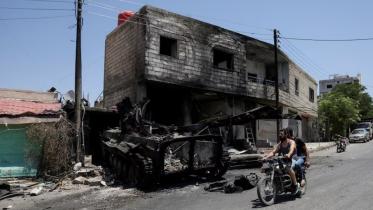 সওয়েইদা শহরে দ্রুজ যোদ্ধা ও সুন্নি বেদুঈনদের সংঘাতে ক্ষতিগ্রস্ত ট্যাংক ও একটি ভবন। ফাইল ছবি: এএফপি