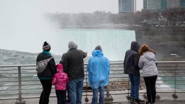 যুক্তরাষ্ট্রের হর্সশু ফলস দেখতে ভিড় জমিয়েছেন পর্যটকরা। প্রতীকি ছবি: রয়টার্স