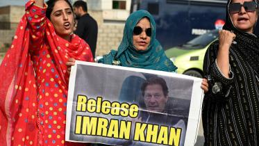 ইমরান খানের মুক্তির দাবিতে আদিয়ালা কারাগারের সামনে বিক্ষোভ করেন পিটিআই কর্মীরা। ছবি: এএফপি
