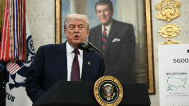 হোয়াইট হাউসে বক্তব্য দিচ্ছেন ট্রাম্প। পেছনে সাবেক প্রেসিডেন্ট রোনাল্ড রিগানের পোরট্রেট। ছবি: এএফপি