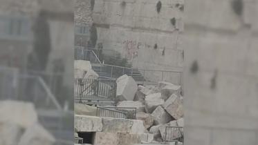 ইহুদিদের পবিত্র পশ্চিম দেওয়ালে 'গাজায় গণহত্যা চলছে' গ্রাফিতি। ছবি: সংগৃহীত