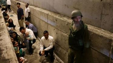 ইরানের ক্ষেপণাস্ত্র হামলার সময় আতংকিত ইসরায়েলিরা নিরাপদ আশ্রয়ের খোঁজ করছেন। ফাইল ছবি: রয়টার্স