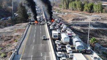 বিক্ষোভকারীরা তেল আবিব-জেরুজালেম সংযোগ সড়কে যান চলাচল বন্ধ করে দেয়। ছবি: রয়টার্স