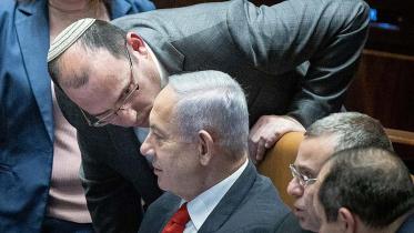 নেসেটের অধিবেশনে নেতানিয়াহুর কানে কানে কিছু একটা বলছেন সিমচা রথম্যান। ফাইল ছবি: সংগৃহীত