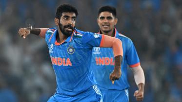 India's Jasprit Bumrah (L) celebrates with teammate Shubman Gill