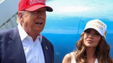 ডোনাল্ড ট্রাম্প ও হোমল্যান্ড সিকিউরিটি সচিব ক্রিস্টি নোয়েম। ফাইল ছবি: রয়টার্স