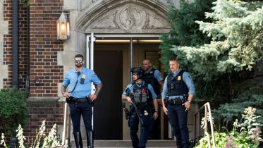 অ্যানানসিয়েশন গীর্জার স্কুলে হামলার পর ঘটনাস্থলে পুলিশের সদস্যরা। ছবি: রয়টার্স