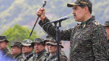 কারাকাসের একটি প্রশিক্ষণ কেন্দ্রে সেনাদের উদ্দেশে বক্তব্য রাখছেন ভেনেজুয়েলার প্রেসিডেন্ট নিকোলাস মাদুরো। ছবি: এএফপি