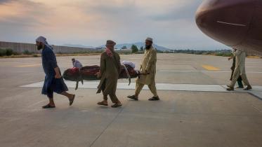 আফগানিস্তানের ভূমিকম্পে আহত এক ব্যক্তিকে স্ট্রেচারে করে বিমানবন্দরে নিয়ে আসা হয়েছে। ছবি: রয়টার্স