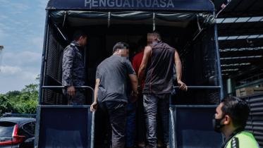 কুয়ালালামপুরে অভিবাসন পুলিশ অনিবন্ধিত বিদেশিদের আটক করেছে। ছবি: স্টার মালয়েশিয়া