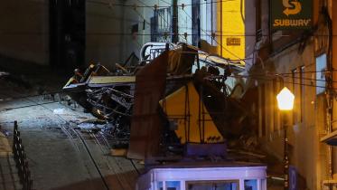 গ্লোরিয়া ফিউনিকুলার লাইনচ্যুত হয়ে ১৫ জন নিহত হয়েছে। ছবি: রয়টার্স