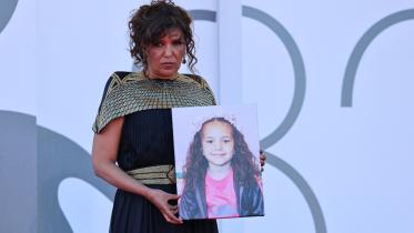 ফিলিস্তিনি শিশু হিন্দ রজবের ছবি হাতে পরিচালক কাউথার বেন হানিয়া। ছবি: রয়টার্স