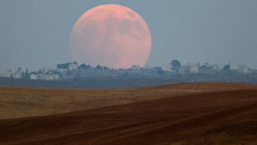 পশ্চিম তীরের নেগেভ মরুভূমি থেকে 'ব্লাড মুন' দেখা যাচ্ছে। ছবি: রয়টার্স