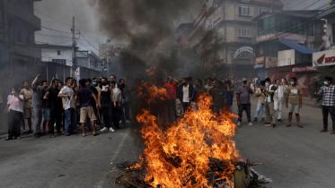 ৯ সেপ্টেম্বর কারফিউ উপেক্ষা করে বিক্ষোভ চালিয়ে যাচ্ছে নেপালের জেন-জি প্রজন্ম। ছবি: রয়টার্স