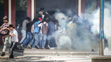 পূর্ব তিমুরে বিক্ষোভকারীদের ওপর পুলিশের টিয়ার গ্যাস প্রয়োগ। ছবি: এএফপি