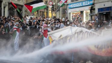 সুইজারল্যান্ডে ইসরায়েলি গণহত্যাবিরোধী সমাবেশে পুলিশের জলকামান নিক্ষেপ। ছবি: এএফপি