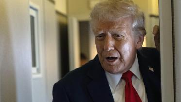 এয়ারফোর্স ওয়ানে সংবাদ সম্মেলন করেন ট্রাম্প। ছবি: এএফপি