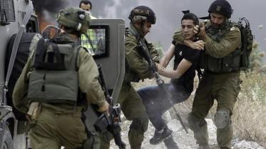 সামরিক অভিযানের মাঝে এক ফিলিস্তিনি তরুণকে আটক করছেন ইসরায়েলি সেনারা। ফাইল ছবি: এএফপি