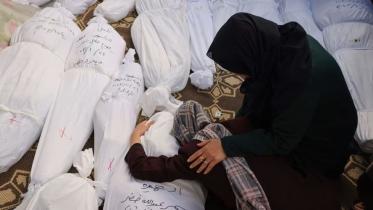 প্রিয়জন হারিয়ে ভেঙে পড়েছেন দুই ফিলিস্তিনি নারী। ফাইল ছবি: এএফপি