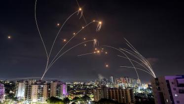 ইসরায়েলের আয়রন ডোম হামাসের ক্ষেপণাস্ত্র হামলা প্রতিহত করছে। ফাইল ছবি: রয়টার্স